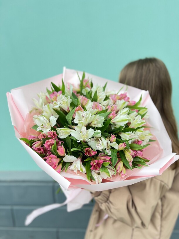 Букет из 21 альстромерии, артикул F1336119 - 8600 рублей, доставка по городу. Flawery - доставка цветов