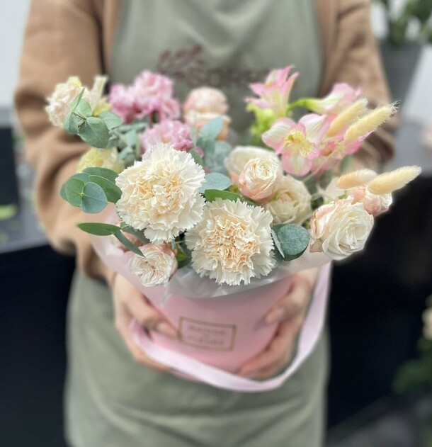 Кашпо с цветами "ласка", артикул F1360105 - 4000 рублей, доставка по городу. Flawery - доставка цветов