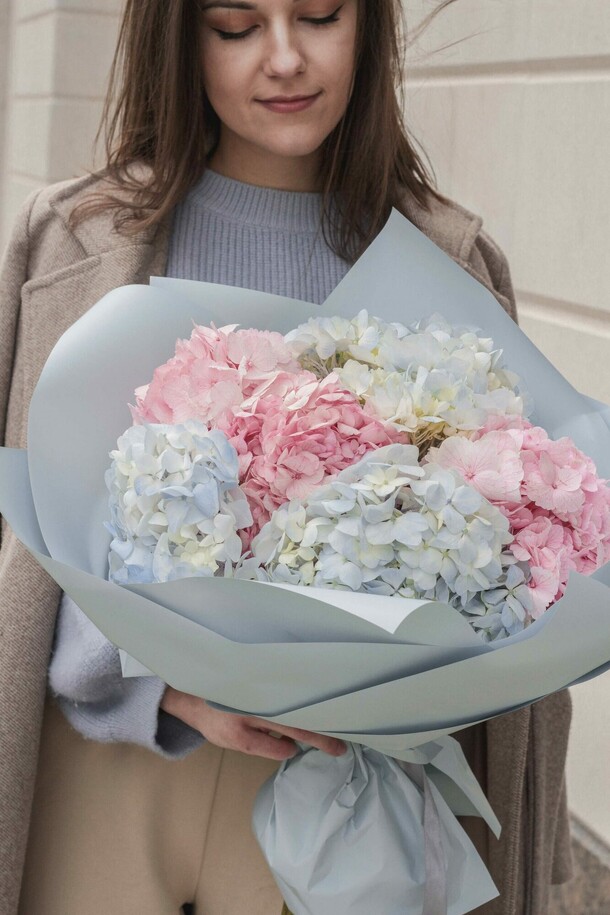 Букет из гортензий микс, артикул F1367886 - 9100 рублей, доставка по городу. Flawery - доставка цветов