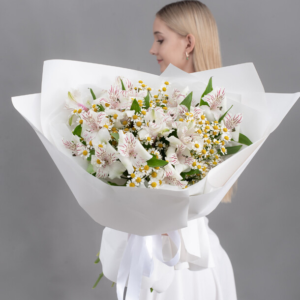 Букет из альстромерии и танацетума, артикул F1488853 - 3450 рублей, доставка по городу. Flawery - доставка цветов