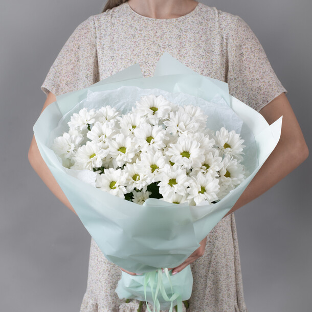 Букет из 5 белых, кустовых хризантем, артикул F1488872 - 2800 рублей, доставка по городу. Flawery - доставка цветов