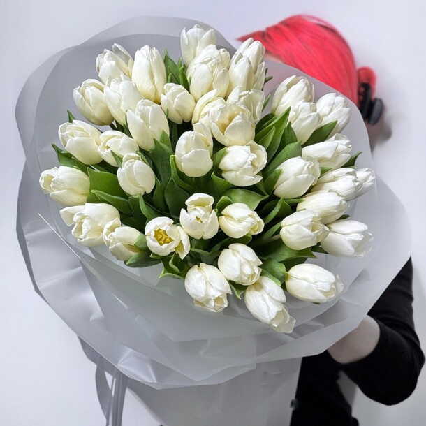 Тюльпаны белые в стильной упаковке, артикул F1256882 - 7920 рублей, доставка по городу. Flawery - доставка цветов