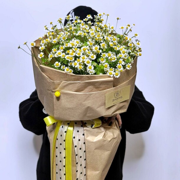 Букет ромашек в крафтовой упаковке, артикул F1270164 - 5100 рублей, доставка по городу. Flawery - доставка цветов