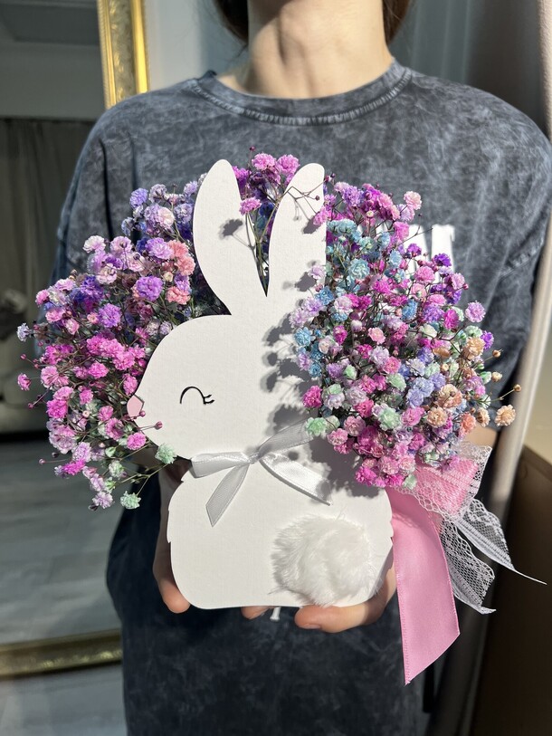 Зайка с гипсофилой, артикул F1243696 - 2350 рублей, доставка по городу. Flawery - доставка цветов