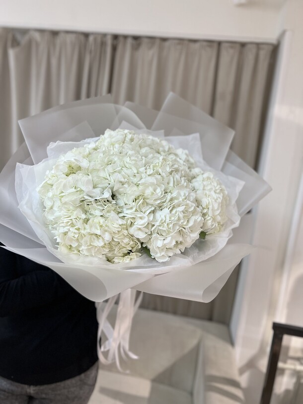 Белые гортензии, артикул F1347937 - 9990 рублей, доставка по городу. Flawery - доставка цветов