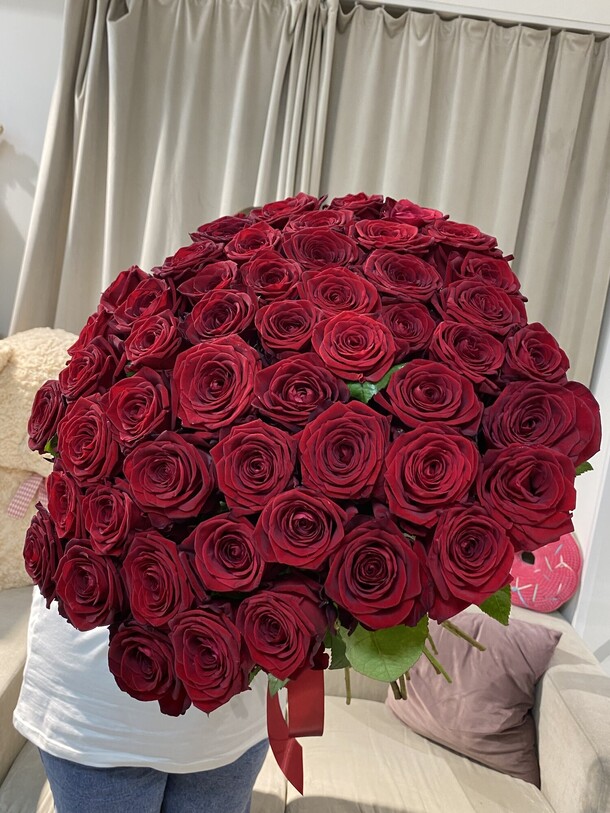 Красные розы 51, артикул F1360895 - 18500 рублей, доставка по городу. Flawery - доставка цветов
