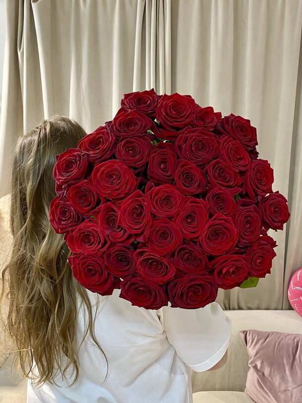 Красные розы 35, артикул F1360914 - 9990 рублей, доставка по городу. Flawery - доставка цветов