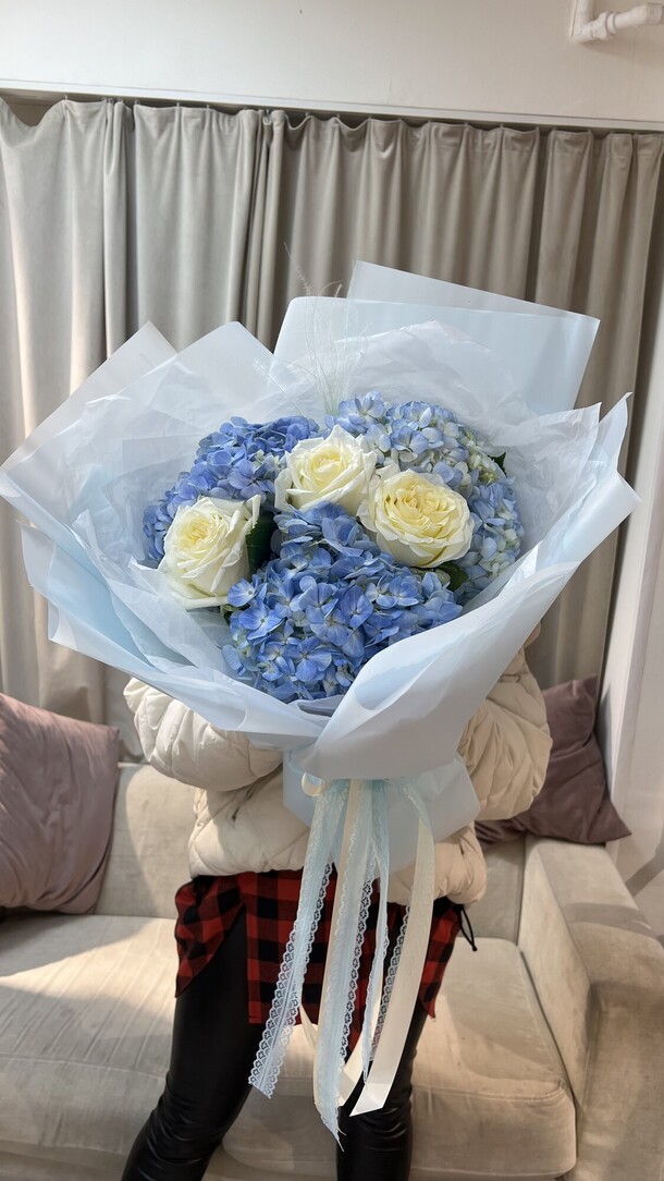 Гортензии и розы, артикул F1369288 - 5155 рублей, доставка по городу. Flawery - доставка цветов