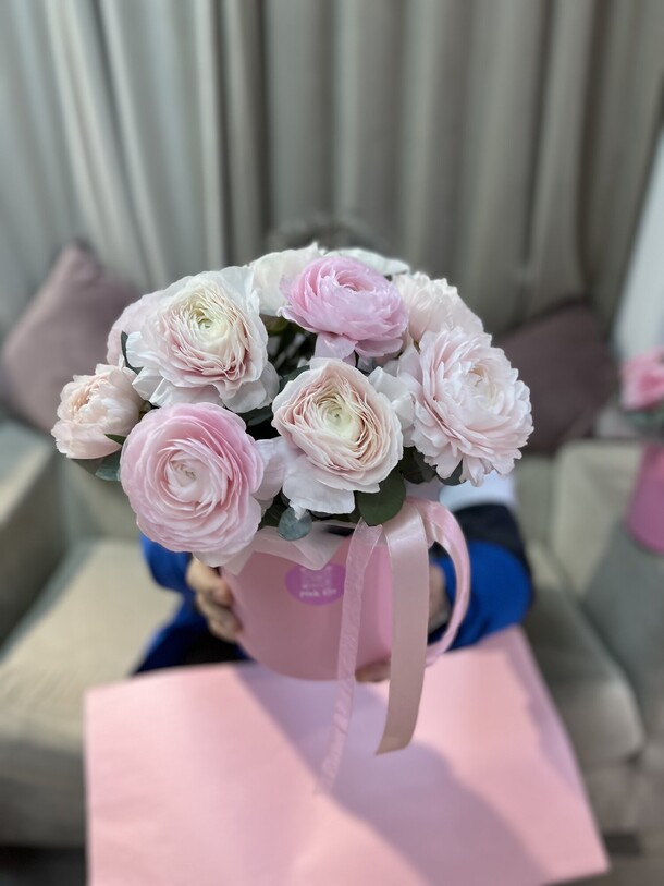 Ранункулюсы в цилиндре, артикул F1373806 - 9990 рублей, доставка по городу. Flawery - доставка цветов