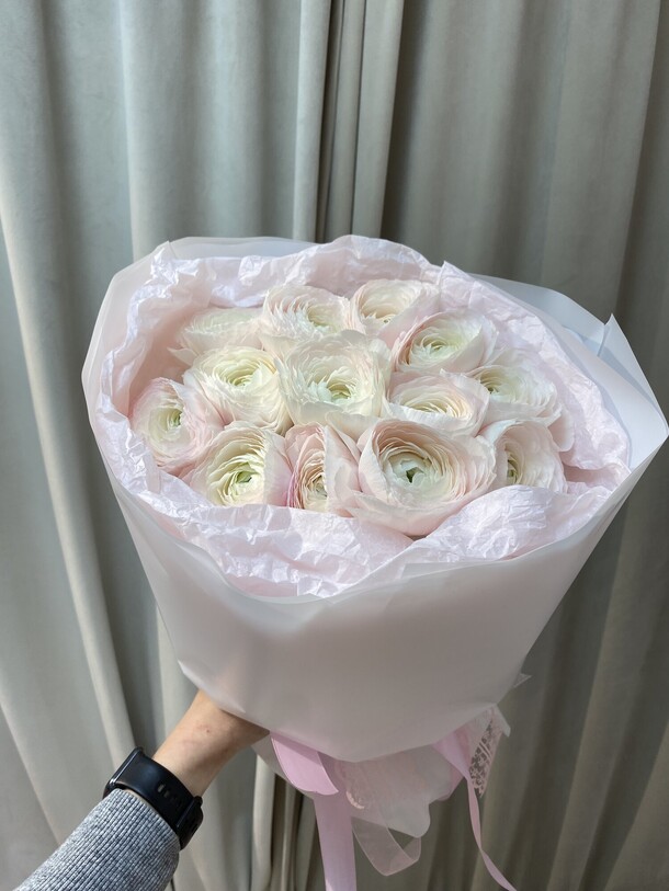 Букет из 13 ранункулюсов, артикул F1375004 - 11110 рублей, доставка по городу. Flawery - доставка цветов