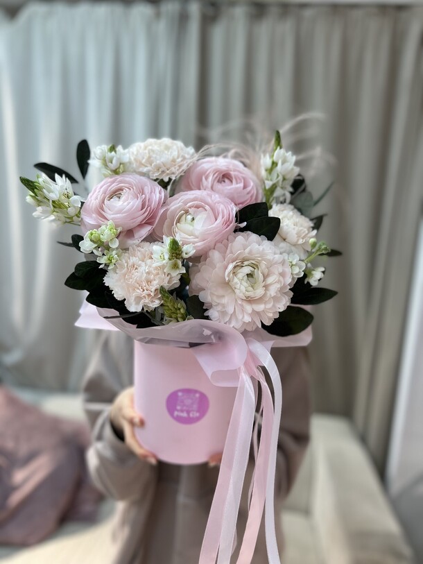 Ранункулюсы и диантусы в цилиндре, артикул F1383375 - 6900 рублей, доставка по городу. Flawery - доставка цветов