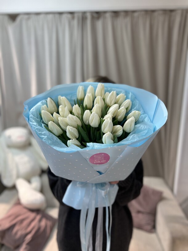 Белые тюльпаны 33, артикул F1385104 - 9900 рублей, доставка по городу. Flawery - доставка цветов