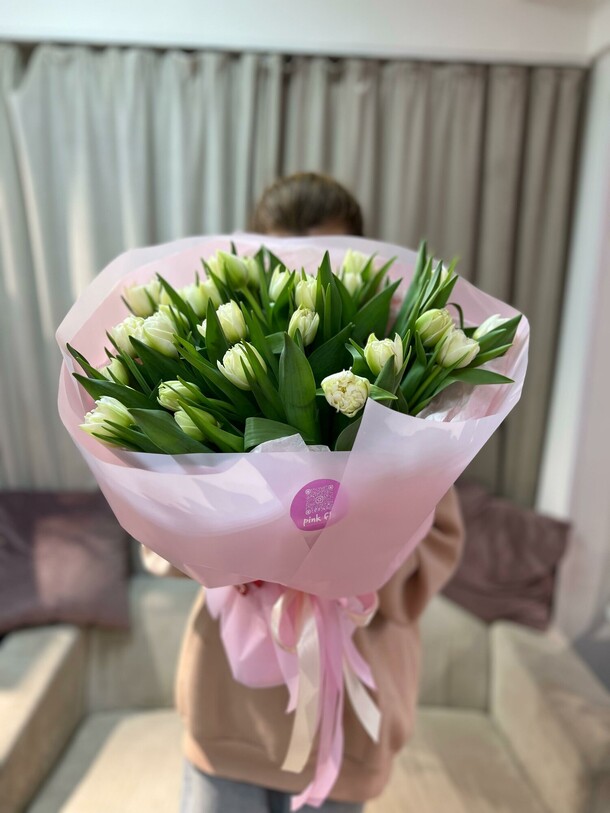 33 белых тюльпана в розовой упаковке, артикул F1385996 - 9900 рублей, доставка по городу. Flawery - доставка цветов