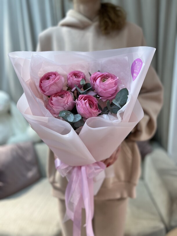 Ранункулюсы и эвкалипт, артикул F1391986 - 4600 рублей, доставка по городу. Flawery - доставка цветов