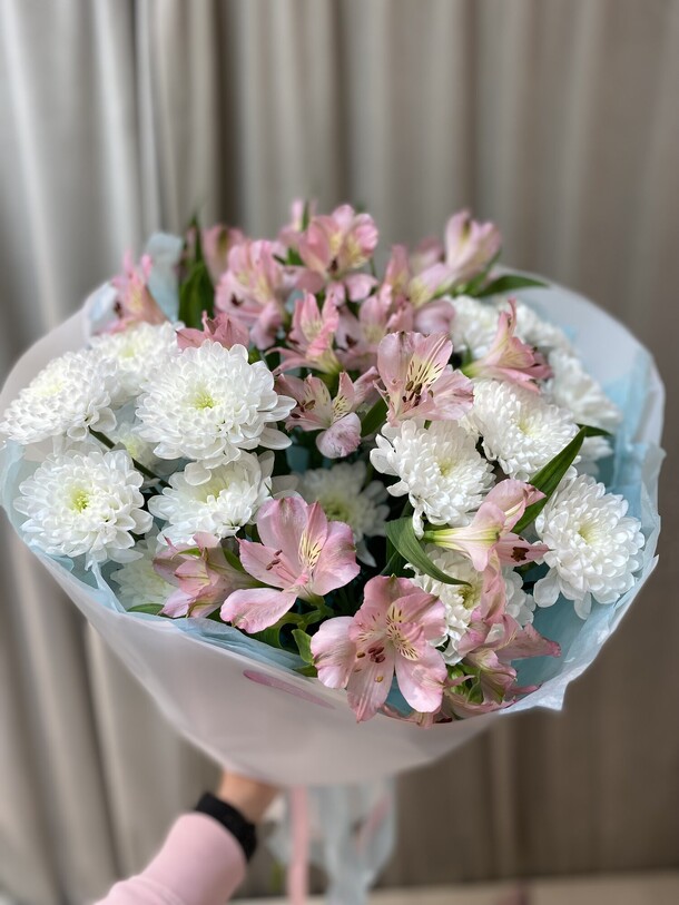 Ароматные хризантемы и альстромерия, артикул F1409408 - 2755 рублей, доставка по городу. Flawery - доставка цветов