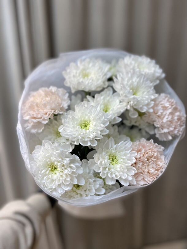 Хризантемы и пышные диантусы, артикул F1423860 - 2220 рублей, доставка по городу. Flawery - доставка цветов