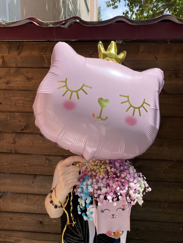 Набор кошечка шарик и букет, артикул F1426838 - 3130 рублей, доставка по городу. Flawery - доставка цветов