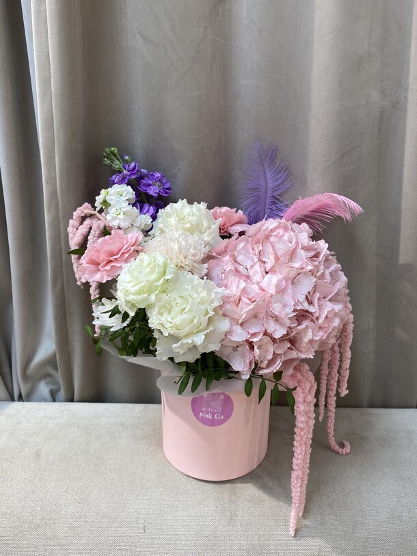 Цветы в коробке с перьями и амарантом, артикул F1428370 - 3800 рублей, доставка по городу. Flawery - доставка цветов