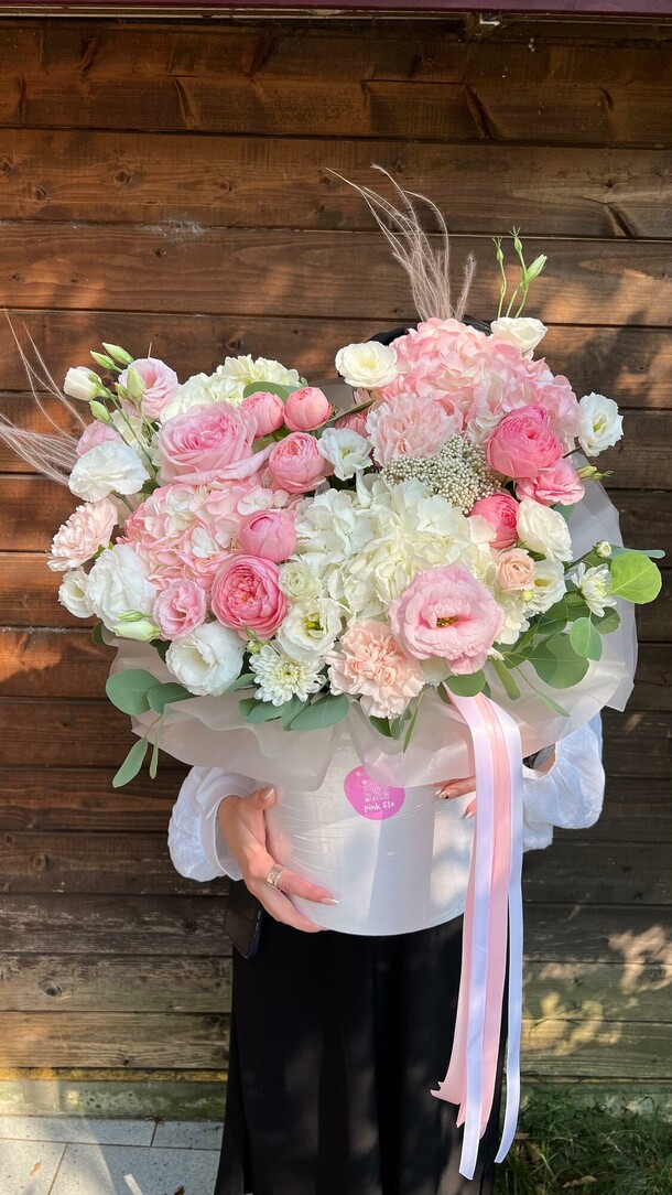 Цветы в коробке нежное облачко, артикул F1449545 - 11400 рублей, доставка по городу. Flawery - доставка цветов