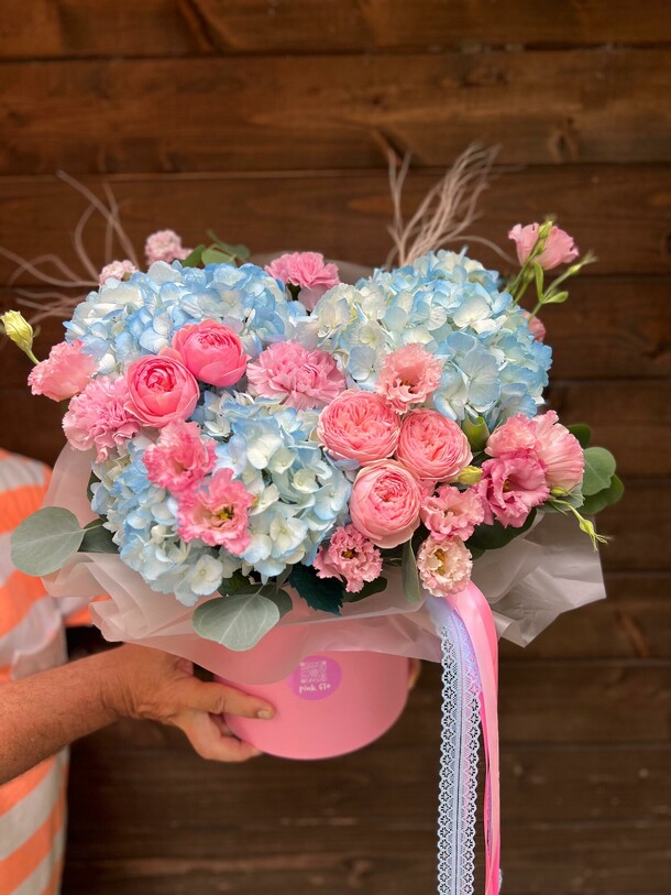 Цветы в коробке радужное настроение, артикул F1449585 - 8500 рублей, доставка по городу. Flawery - доставка цветов