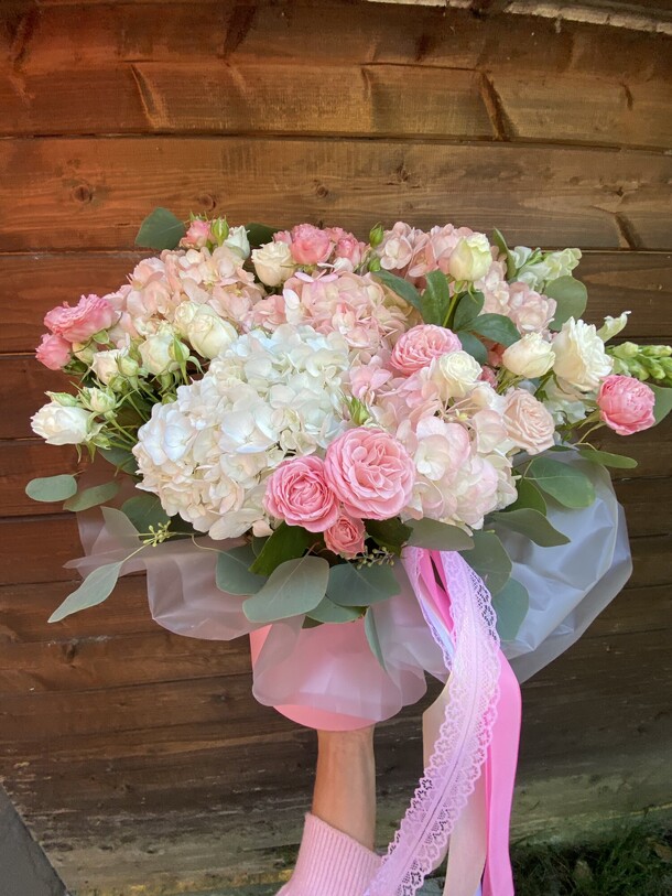 Цветы в коробке радость, артикул F1456318 - 6500 рублей, доставка по городу. Flawery - доставка цветов