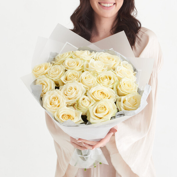 Букет из белых роз #104, артикул F1092411 - 9750 рублей, доставка по городу. Flawery - доставка цветов