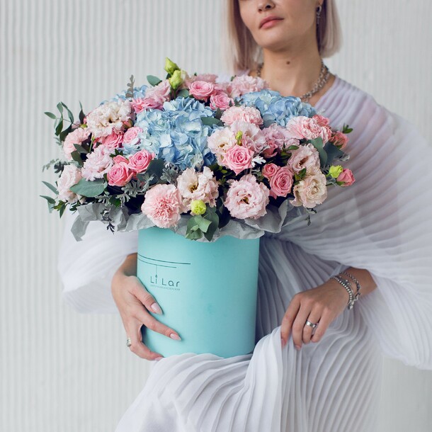 Букет в коробке #414, артикул F1176923 - 15650 рублей, доставка по городу. Flawery - доставка цветов