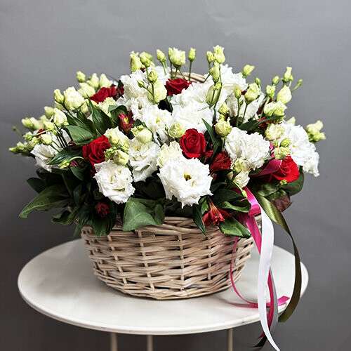 Корзина с эустомой и розоц, артикул F1424847 - 22490 рублей, доставка по городу. Flawery - доставка цветов