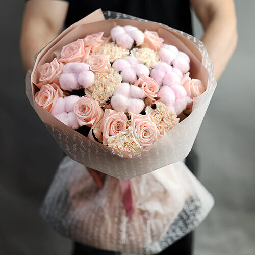 Кремовый букет из роз, хлопка и диантусов, артикул F1424851 - 9341 рублей, доставка по городу. Flawery - доставка цветов