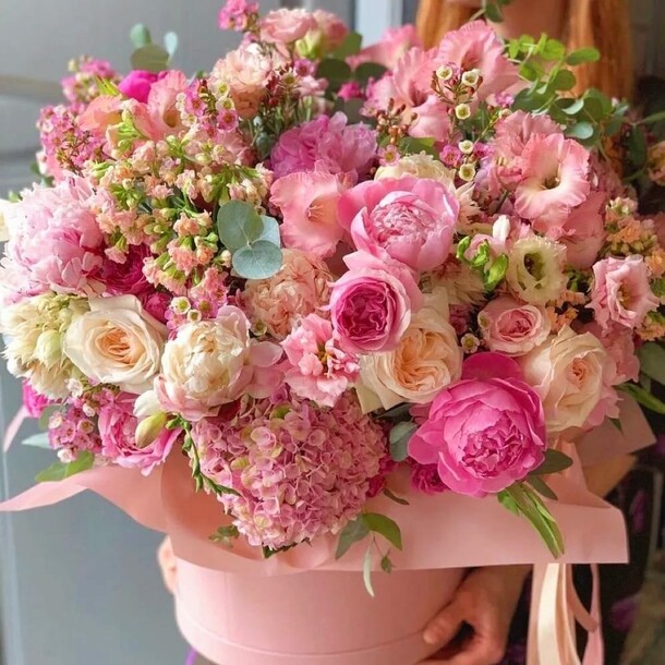 Композиция в шляпной коробке №2, артикул F1077894 - 20500 рублей, доставка по городу. Flawery - доставка цветов