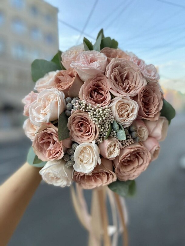 Букет невесты из нежных роз, артикул F1166967 - 11684 рублей, доставка по городу. Flawery - доставка цветов