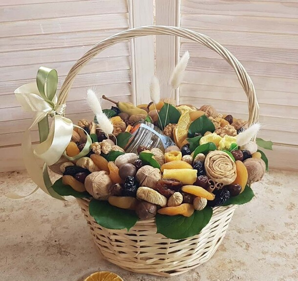 Корзина " полезный комплимент", артикул F1168092 - 8600 рублей, доставка по городу. Flawery - доставка цветов