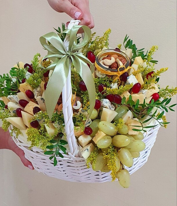 Корзина " праздничный день", артикул F1168148 - 7700 рублей, доставка по городу. Flawery - доставка цветов