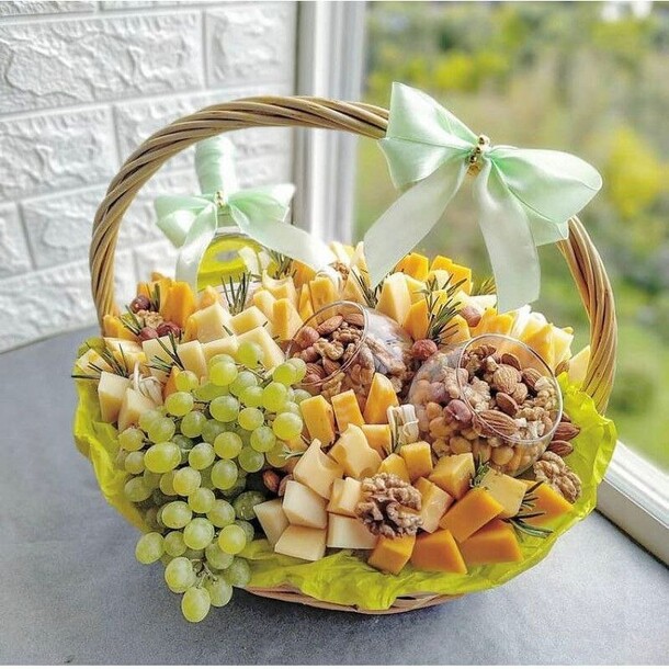 Корзина "сыр и виноград", артикул F1168149 - 5800 рублей, доставка по городу. Flawery - доставка цветов