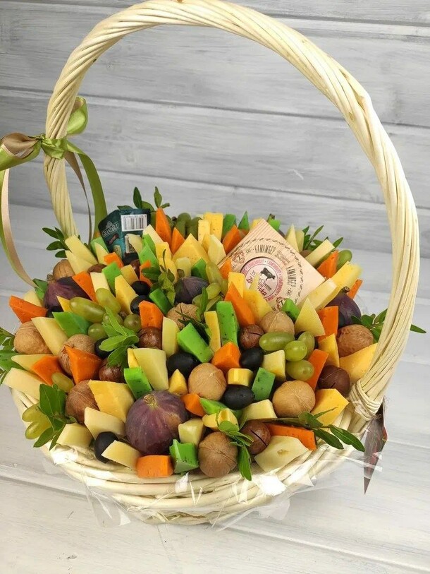 Корзина с фруктами, артикул F1168155 - 7399 рублей, доставка по городу. Flawery - доставка цветов