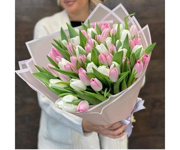 Букет тюльпанов "комплимент", артикул F1168334 - 14251 рублей, доставка по городу. Flawery - доставка цветов