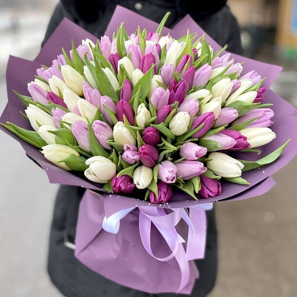 Букет тюльпанов "весенняя феерия", артикул F1168338 - 21700 рублей, доставка по городу. Flawery - доставка цветов