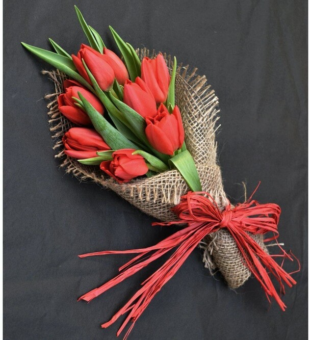 Букет тюльпанов "красотка", артикул F1168414 - 2650 рублей, доставка по городу. Flawery - доставка цветов