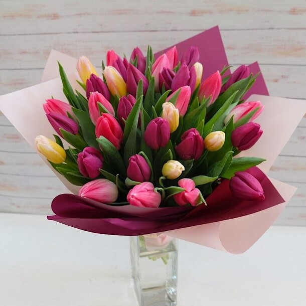 Букет тюльпанов "весна в сочи", артикул F1168428 - 9301 рублей, доставка по городу. Flawery - доставка цветов