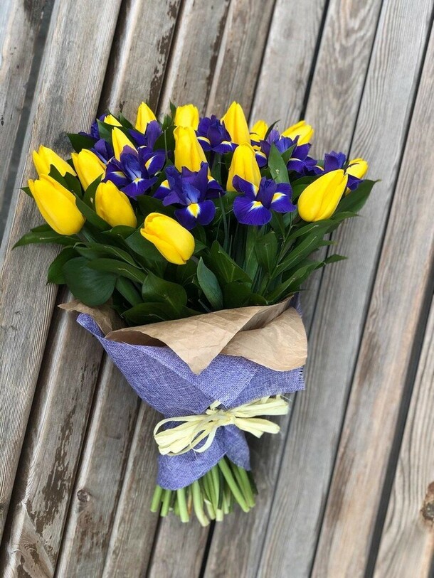 Букет тюльпанов и ирисов, артикул F1172049 - 4200 рублей, доставка по городу. Flawery - доставка цветов