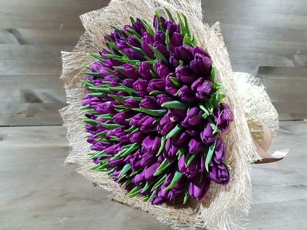 Букет "101 тюльпан", артикул F1172083 - 26000 рублей, доставка по городу. Flawery - доставка цветов