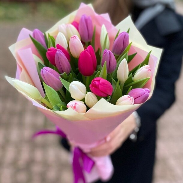 Букет тюльпанов, артикул F1172121 - 7050 рублей, доставка по городу. Flawery - доставка цветов
