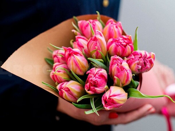 Букет тюльпанов "весенний", артикул F1176711 - 4170 рублей, доставка по городу. Flawery - доставка цветов