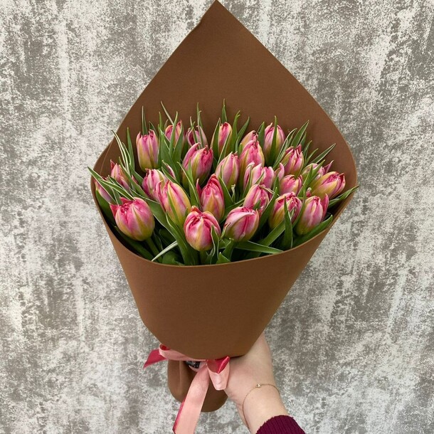 Букет тюльпанов "розовое чудо", артикул F1176963 - 7101 рублей, доставка по городу. Flawery - доставка цветов