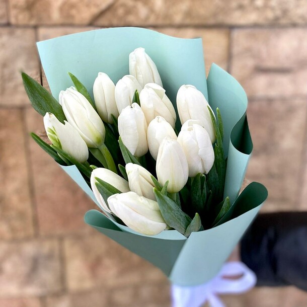 Букет тюльпанов " свежесть весны", артикул F1176977 - 4550 рублей, доставка по городу. Flawery - доставка цветов