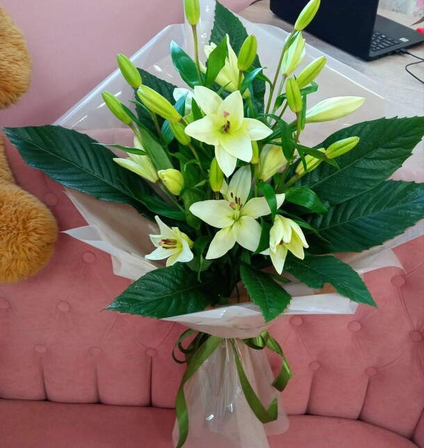 Букет лилий, артикул F1196027 - 3300 рублей, доставка по городу. Flawery - доставка цветов