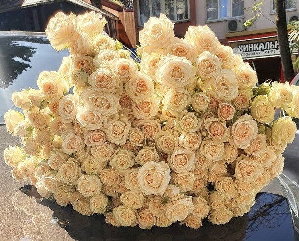 Букет из белых роз, артикул F1198539 - 14200 рублей, доставка по городу. Flawery - доставка цветов