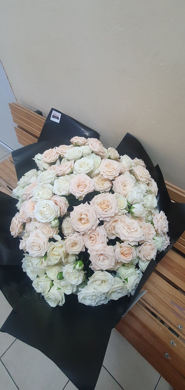 Букет кустовых роз, артикул F1198713 - 14200 рублей, доставка по городу. Flawery - доставка цветов