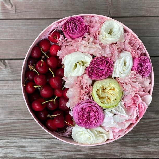 Коробка с цветами и черешней, артикул F1201279 - 4800 рублей, доставка по городу. Flawery - доставка цветов