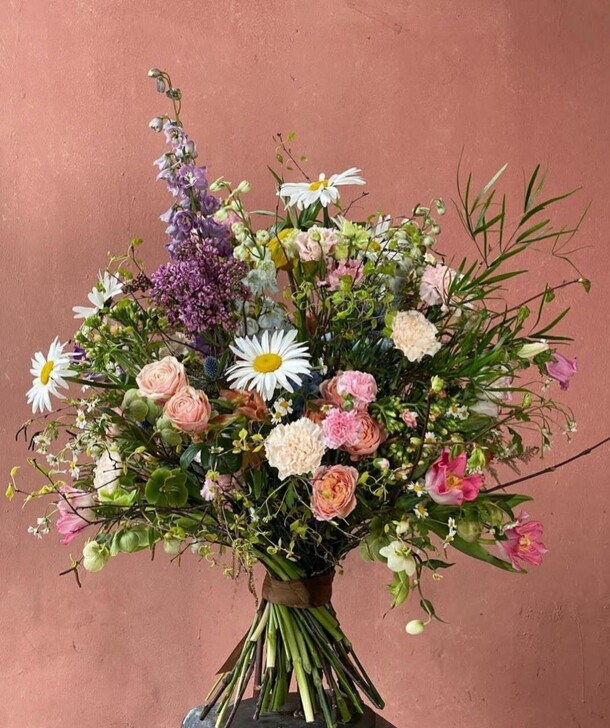 Букет с ромашками, артикул F1202249 - 4200 рублей, доставка по городу. Flawery - доставка цветов